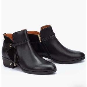 Daroca Bootie (Women)
PIKOLINOS
$220.00 black size 41 US 10.5 -11 gently used